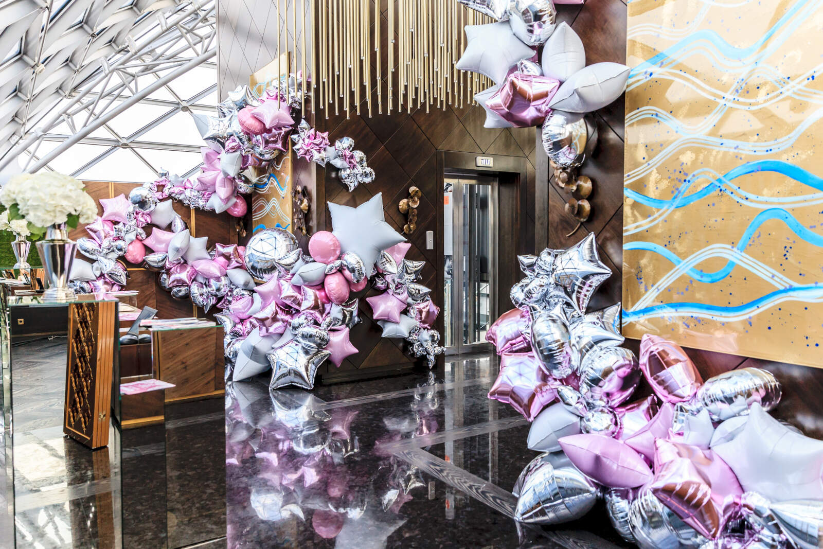 Невероятная арт инсталляция в Ritz Carlton