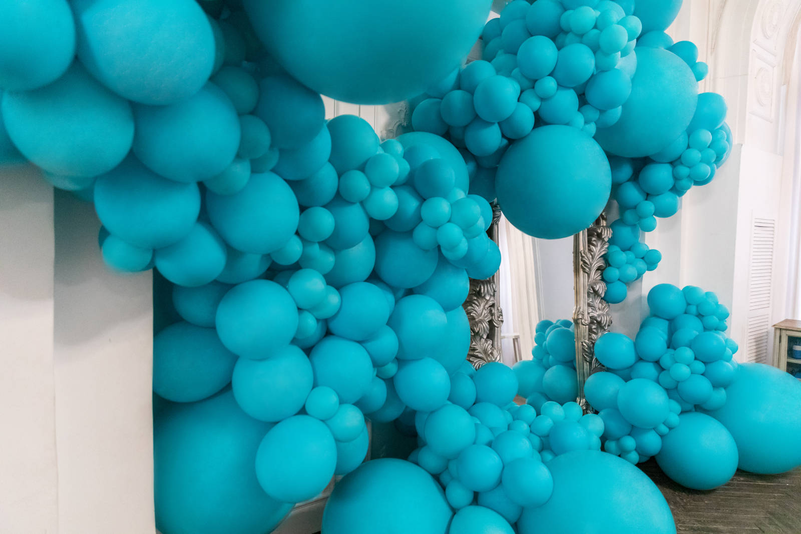 Моно инсталляция в лазурно-голубом цвете из воздушных шаров
