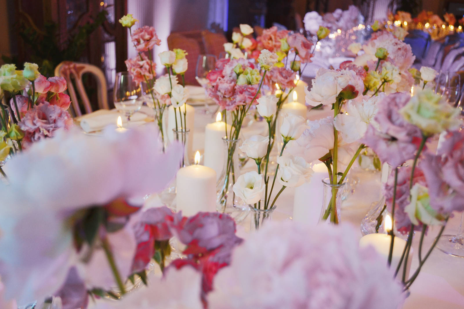 Оформление столов свечами и цветами